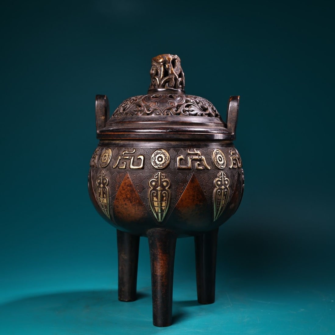 An Exquisite Gilt Bronze Tripod Censer: An Exquisite Gilt Bronze Tripod Censer,Ming Dynasty, China,Xuande Four-character Mark,Size:9.1inx4.7in,Weight:2300g
