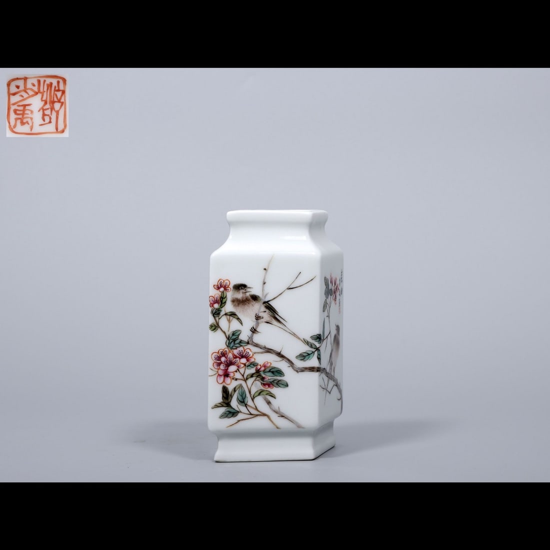 An Exquisite Famille-Rose Flower and Bird Pattern Vase: An Exquisite Famille-Rose Flower and Bird Pattern Vase,Republic of China ,With Mark,Size:4.4inx2inx1.4inx1.7in 粉彩花鸟纹瓶,民国 ,带款