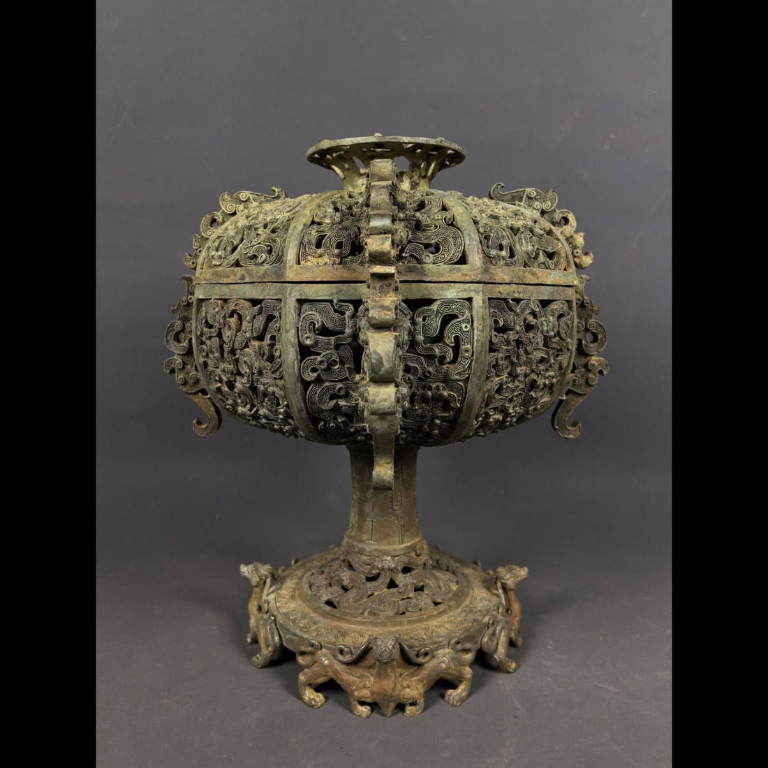 An Exquisite Bronze Dragon Pattern Jar: An Exquisite Bronze Dragon Pattern Jar,Han Dynasty, China,Size:11.4inx10.2in,Weight:4000g 青铜龙纹罐,中国汉代