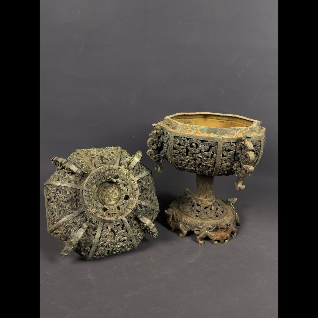 An Exquisite Bronze Dragon Pattern Jar - 2