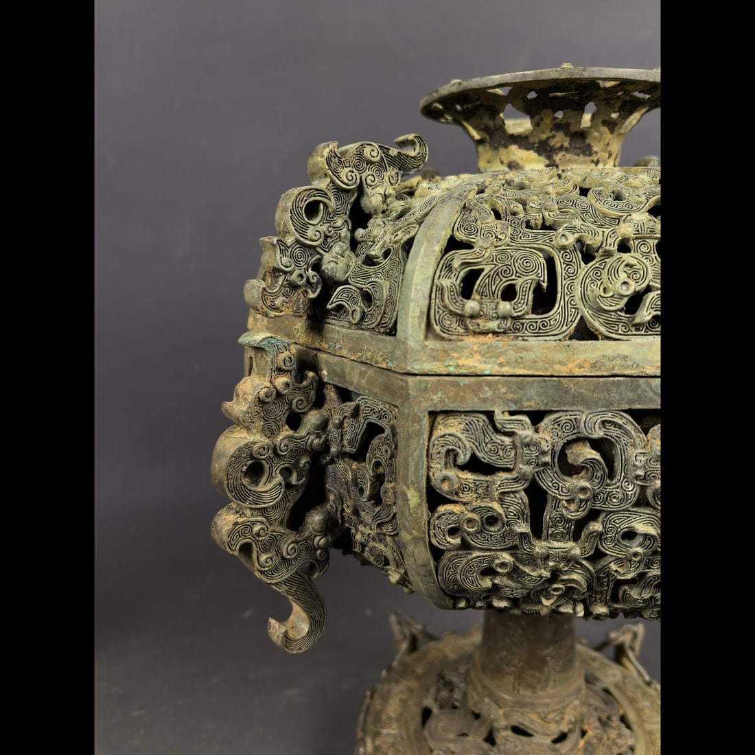 An Exquisite Bronze Dragon Pattern Jar - 3