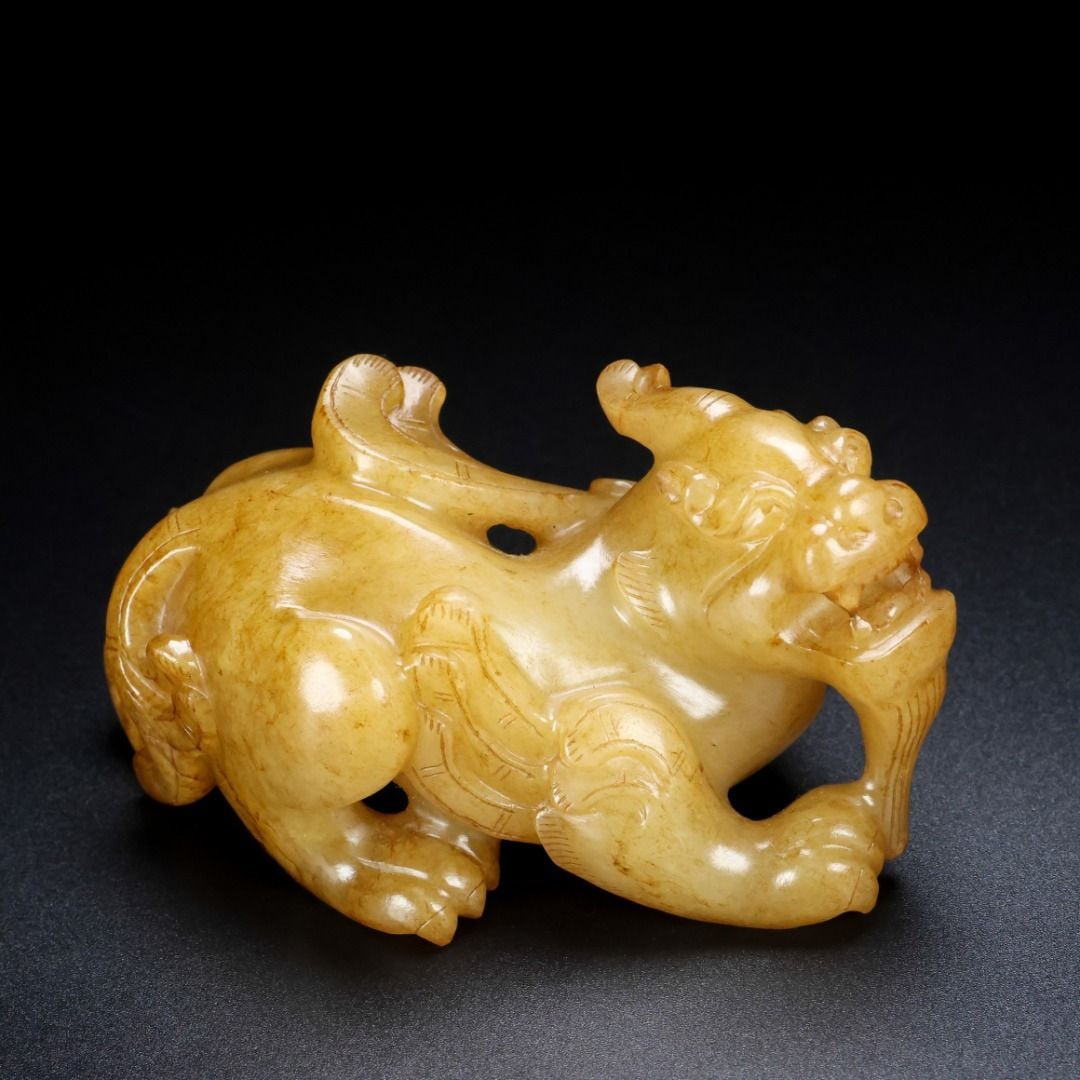 An Exquisite Hotan Jade Beast: An Exquisite Hotan Jade Beast,Qing Dynasty, China,Size:3.5inx2inx1.8in,Weight:221g 和田玉兽,中国清代