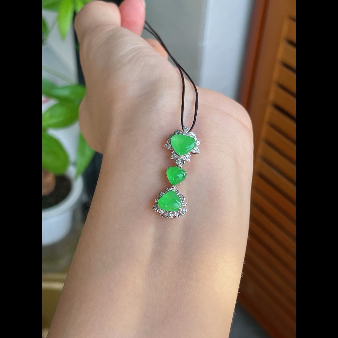An Exquisite Jadeite Heart‑Shaped Pendant: An Exquisite Jadeite Heart‑Shaped Pendant,Qing Dynasty, China,Size:1.2inx0.5inx0.3in 翡翠爱心吊坠,中国清代