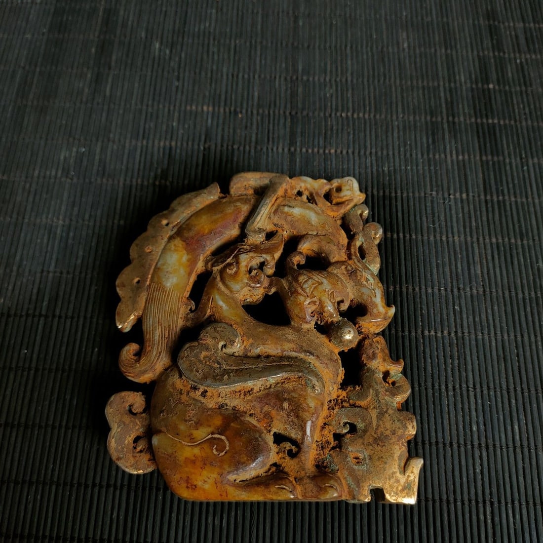 An Exquisite Hotan Jade Gilt Dragon Jade Pendant: An Exquisite Hotan Jade Gilt Dragon Jade Pendant,Han Dynasty,China,Size:3.9inx3.3in,Weight:188g 和田玉鎏金龙佩,中国汉代
