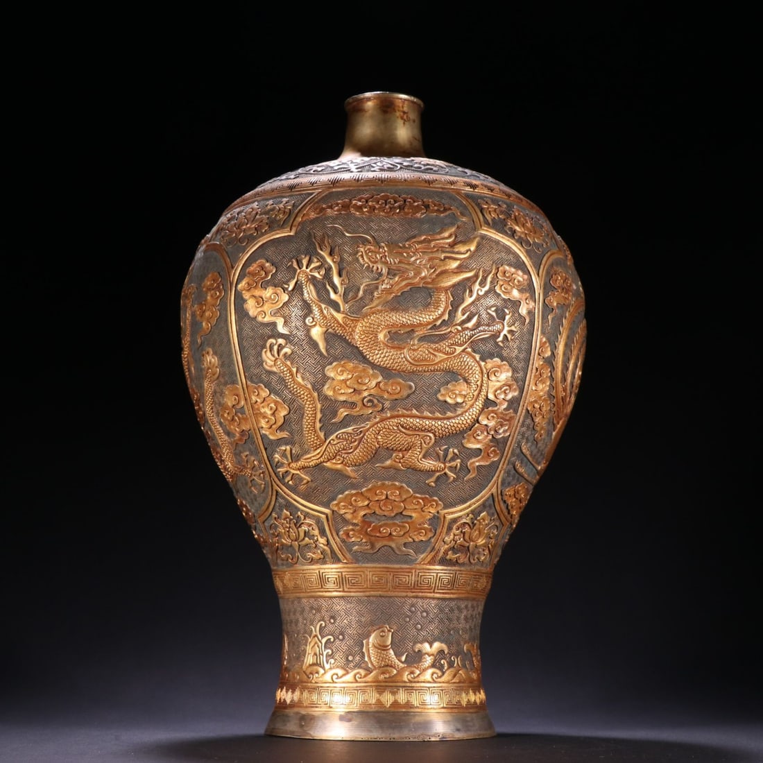 An Exquisite Gilt Bronze Dragon Phoenix Pattern Vase: An Exquisite Gilt Bronze Dragon Phoenix Pattern Vase,Qing Dynasty, China,Size:11.8inx7.7in,Weight:1816g 铜鎏金龙凤纹瓶,中国清代
