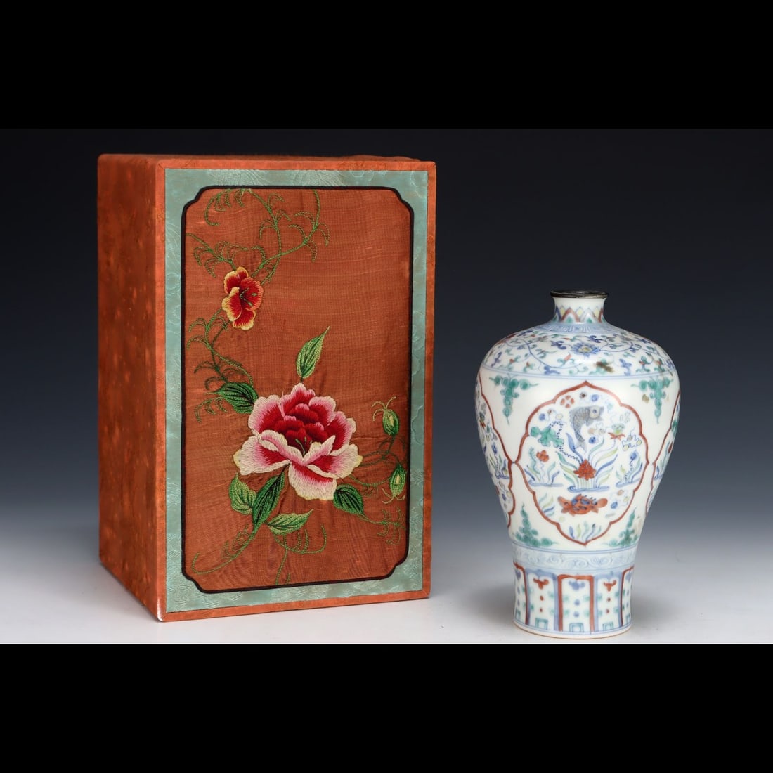 An Exquisite Doucai Fish and Lotus Pattern Vase: An Exquisite Doucai Fish and Lotus Pattern Vase,Ming Dynasty, China,Chenghua Six-character Mark,Size:8.1inx4.9in 斗彩鱼藻纹瓶,中国明代,û