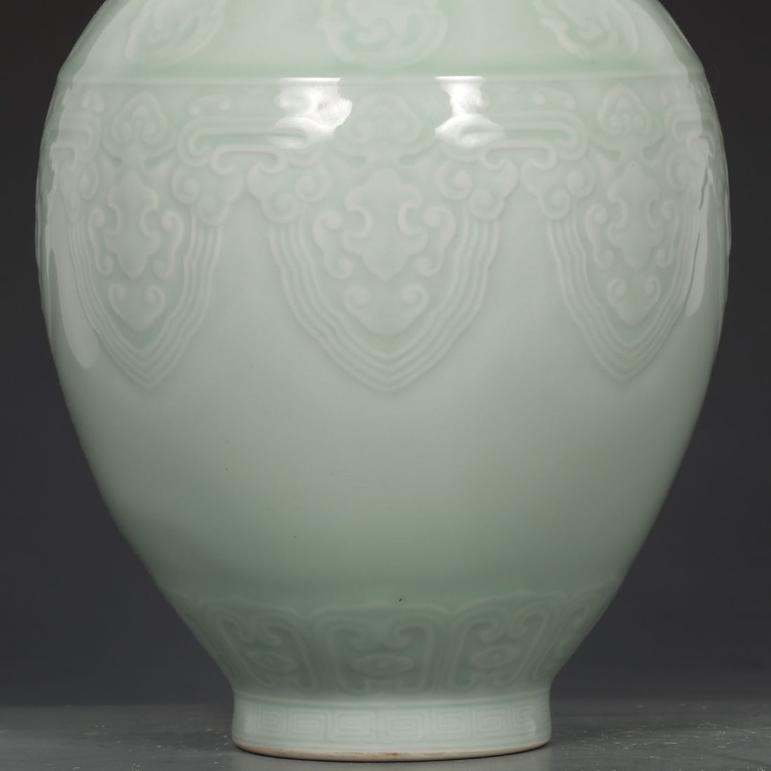 An Exquisite Celadon Glazed Ruyi Pattern Vase - 4