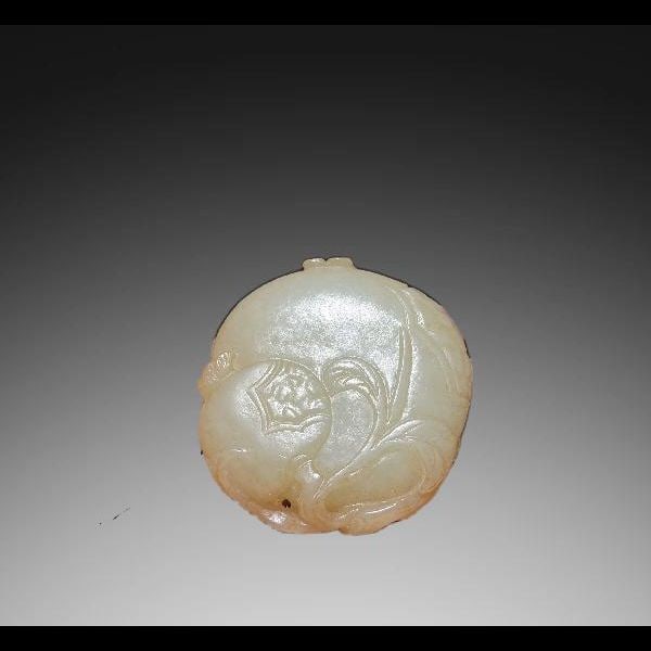 An Exquisite Hotan Jade Pomegranate Pattern Carving: An Exquisite Hotan Jade Pomegranate Pattern Carving,Qing Dynasty, China,Size:2.1inx1.9inx0.5in,Weight:62.4g 和田玉石榴雕件,中国清代