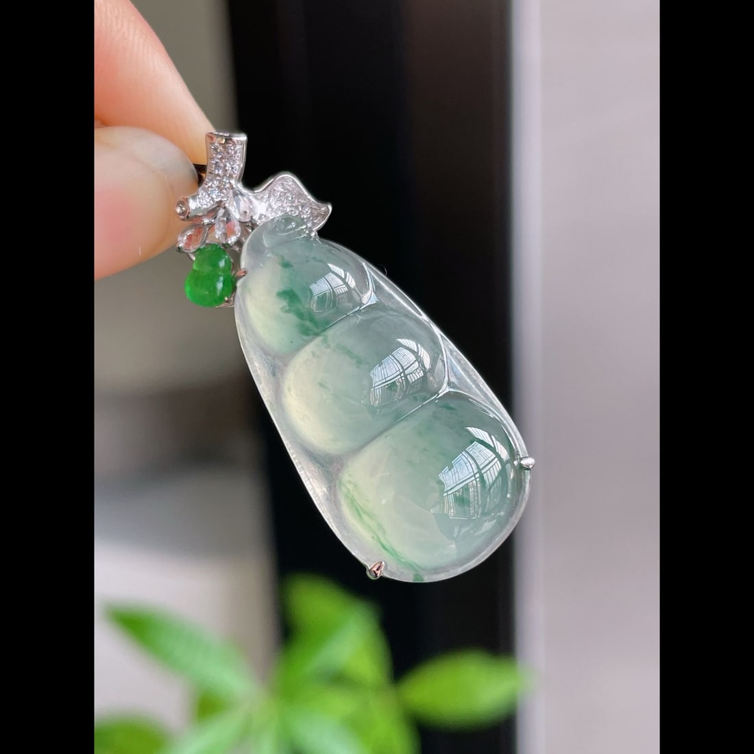 An Exquisite Jadeite Pea‑Shaped Pendant: An Exquisite Jadeite Pea‑Shaped Pendant,Qing Dynasty, China,Size:1.5inx0.6inx0.4in 翡翠豌豆形吊坠,中国清代