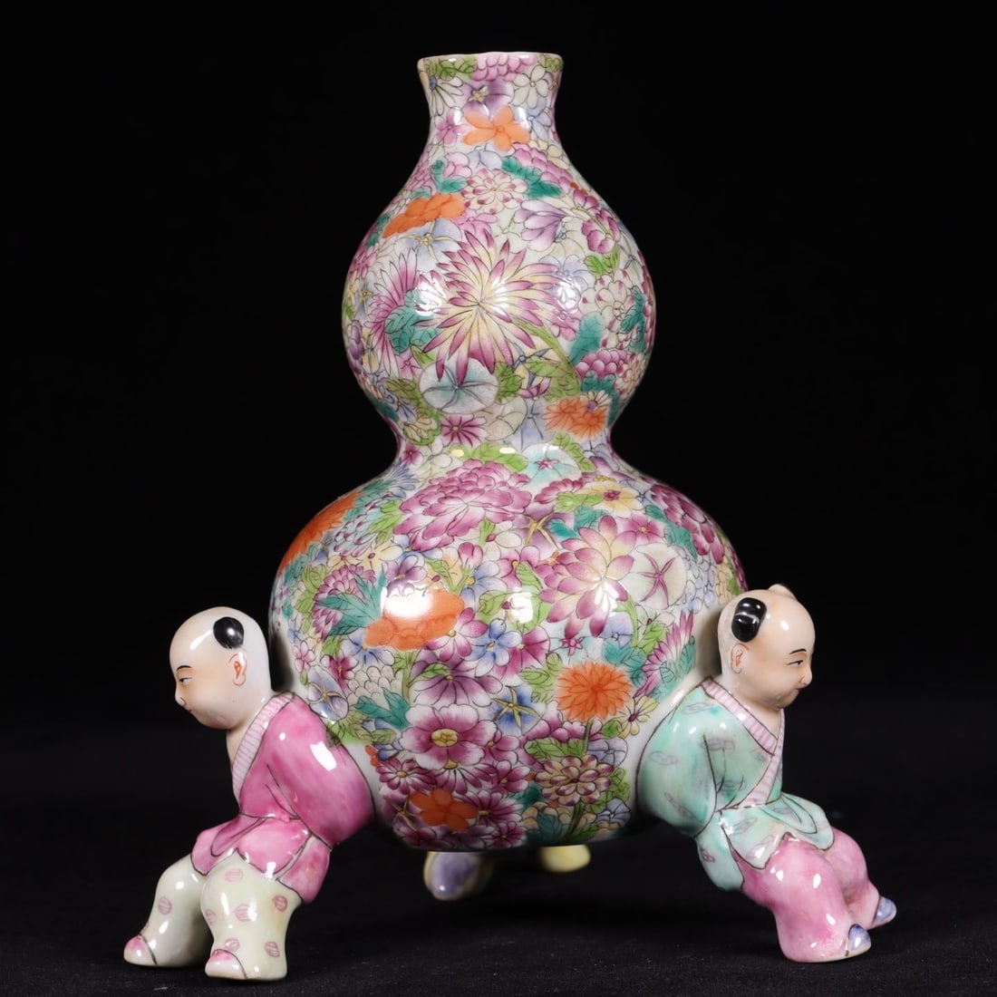 An Exquisite Famille-Rose Flower Pattern Gourd Vase: An Exquisite Famille-Rose Flower Pattern Gourd Vase,Qing Dynasty, China,Qianlong Six-character Mark,Size:5.9inx5in