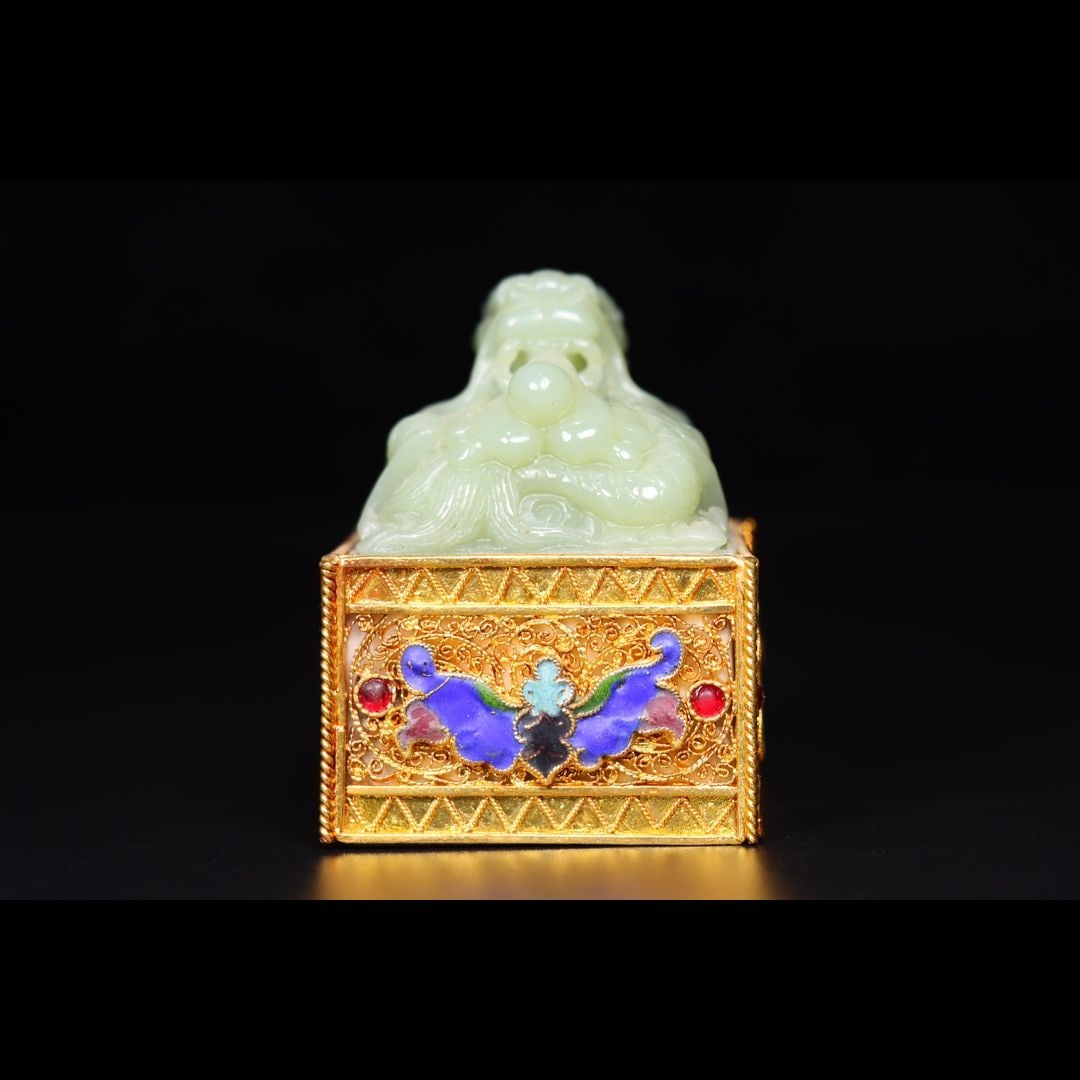 An Exquisite Hotan Jade Dragon Seal, With Box: An Exquisite Hotan Jade Dragon Seal, With Box,Qing Dynasty, China,Qianlong Four‑character Mark,Size:2.4inx2inx3in,Weight:441g