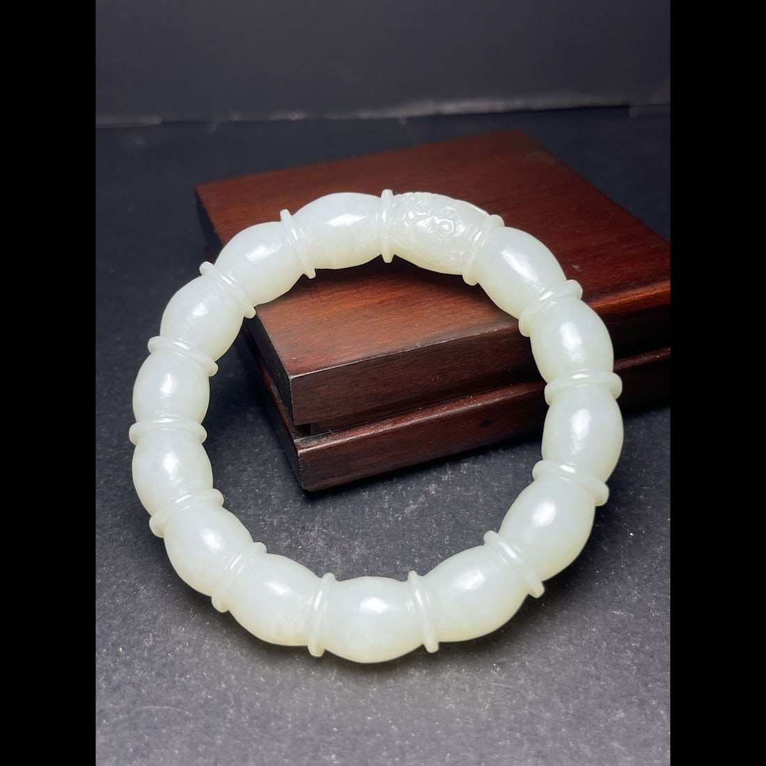 An Exquisite Hotan Jade Bracelet: An Exquisite Hotan Jade Bracelet,Qing Dynasty, China,Size:2.3in,Weight:66g 和田玉手镯,中国清代