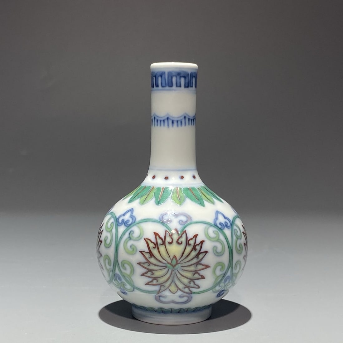 An Exquisite Doucai Lotus Pattern Vase - 3