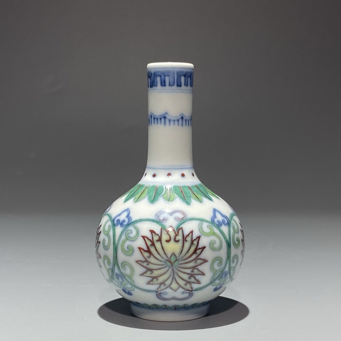 An Exquisite Doucai Lotus Pattern Vase - 4