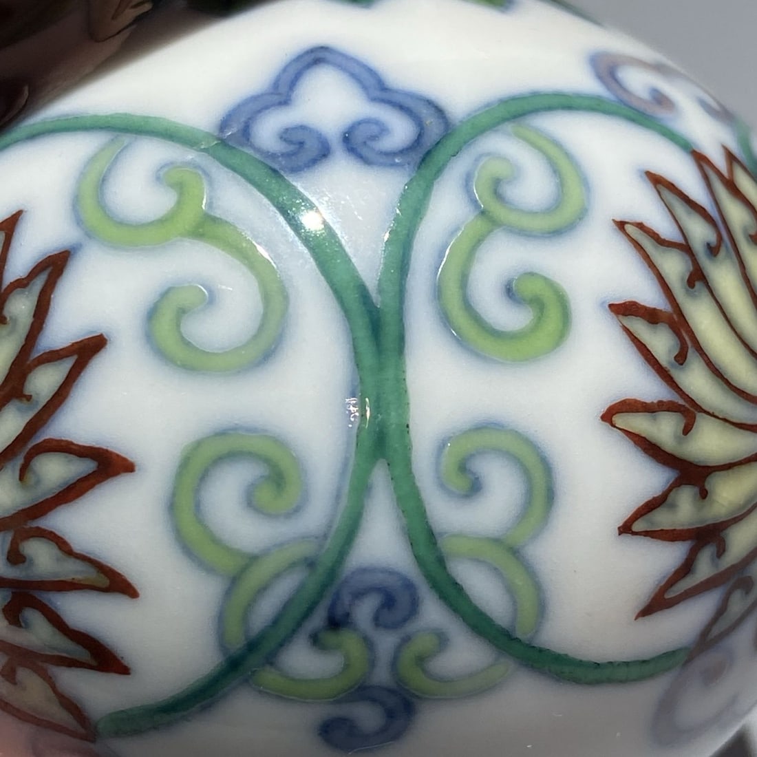 An Exquisite Doucai Lotus Pattern Vase - 5