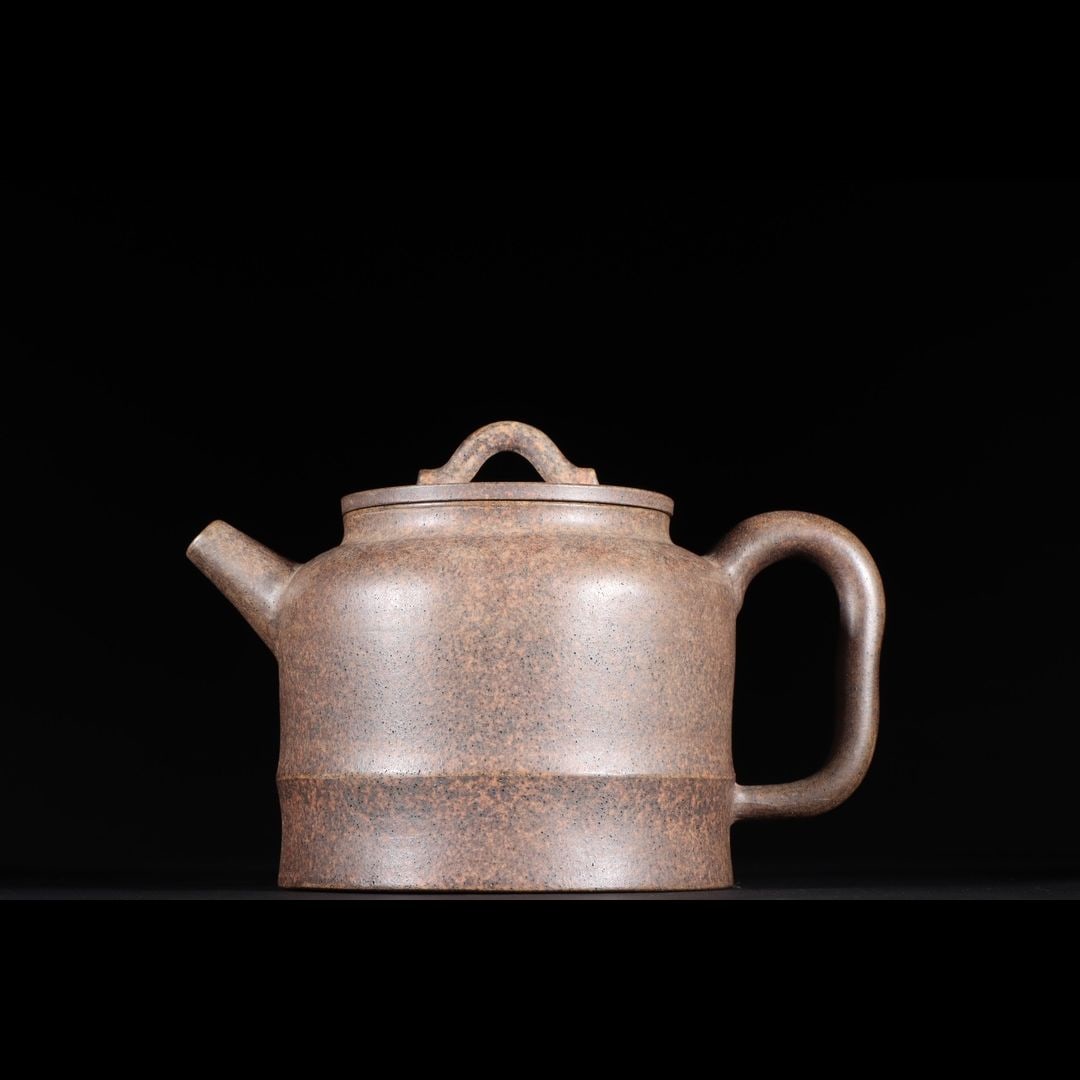 An Exquisite Zisha Ewer: An Exquisite Zisha Ewer,Qing Dynasty, China,With Mark,Size:4.3inx6.5in 紫砂执壶,中国清代,带款