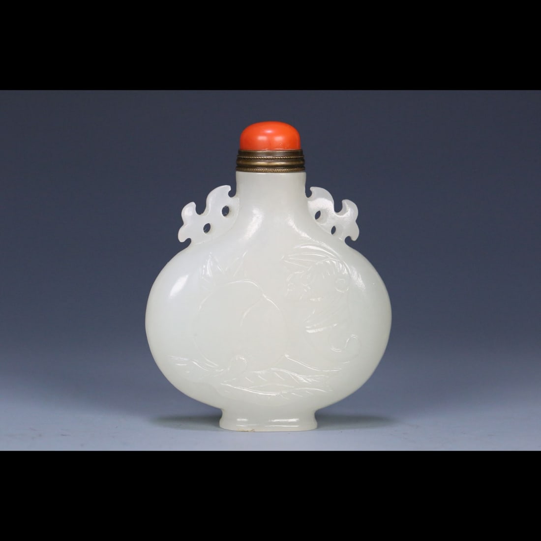 An Exquisite Hotan White Jade Snuff Bottle: An Exquisite Hotan White Jade Snuff Bottle,Qing Dynasty, China,Size:2.6inx2.1inx0.6in,Weight:65.7g 和田白玉鼻烟壶,中国清代