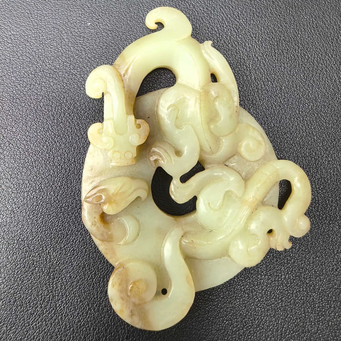 An Exquisite Hotan Jade Dragon Bi: An Exquisite Hotan Jade Dragon Bi,Han Dynasty, China,Size:3.1inx2.5inx0.4in,Weight:63g 和田玉龙璧,中国汉代