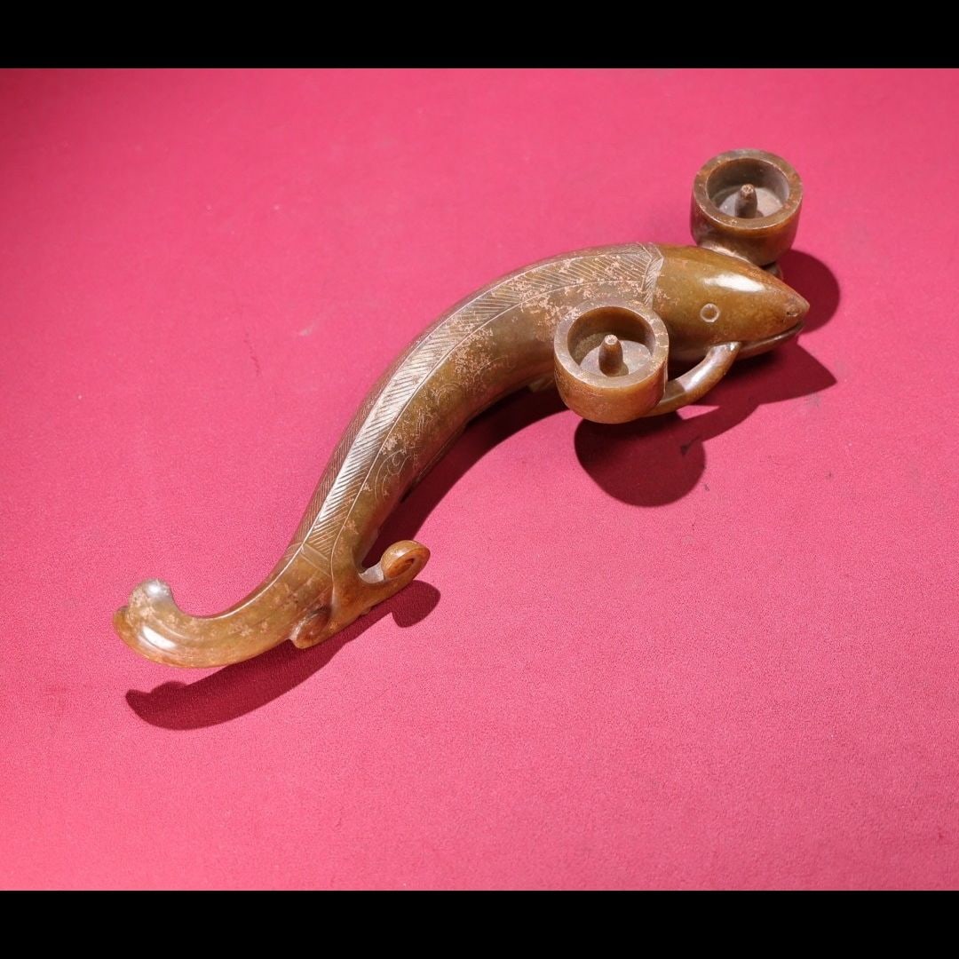 An Exquisite Hotan Jade Fish Lamp Stand: An Exquisite Hotan Jade Fish Lamp Stand,Han Dynasty, China,Size:9.2inx1.9inx1.3in,Weight:711g 和田玉鱼灯台,中国汉代