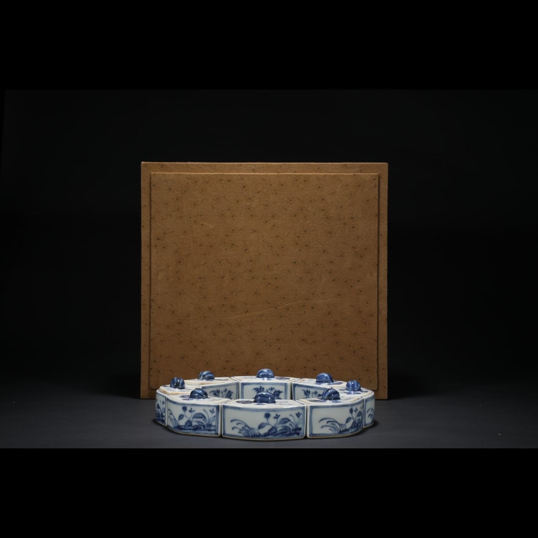 A Set of Exquisite Blue and White Flower Pattern Box: A Set of Exquisite Blue and White Flower Pattern Box,Ming Dynasty, China,Size:9.4in 一套青花花卉纹盒,中国明代