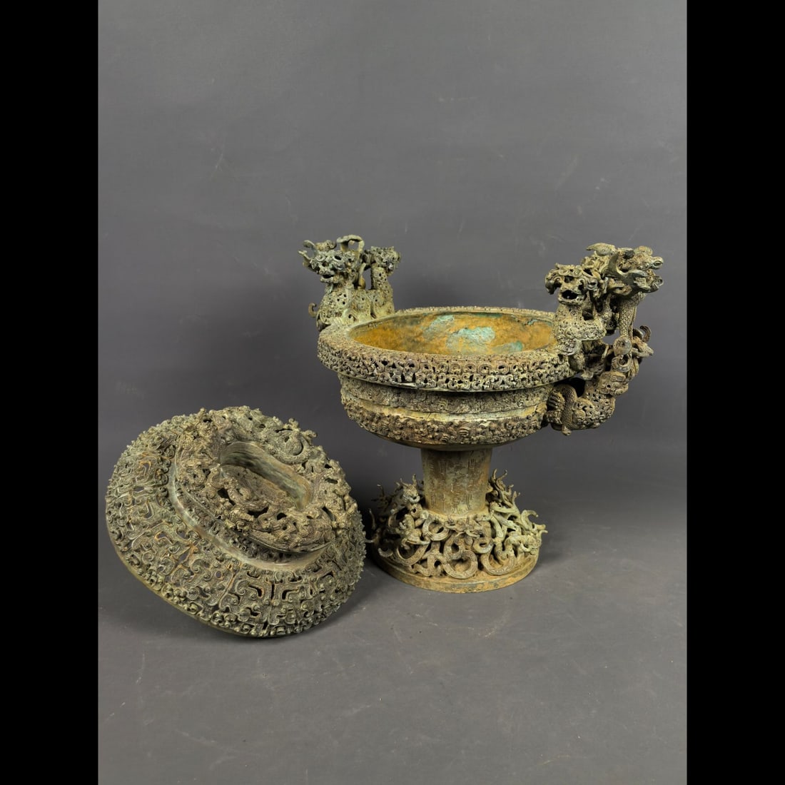 An Exquisite Bronze Dragon Pattern Jar - 2