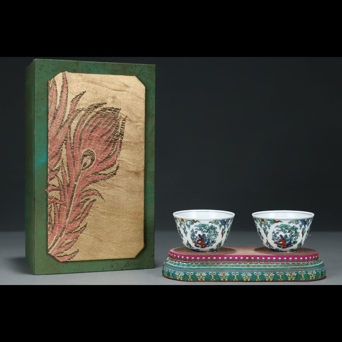 A pair of Exquisite Doucai Dragon Pattern Cups: A pair of Exquisite Doucai Dragon Pattern Cups,Ming Dynasty, China,Chenghua Six-character Mark,Size:2inx3in 一对斗彩龙纹杯,中国明代,&#
