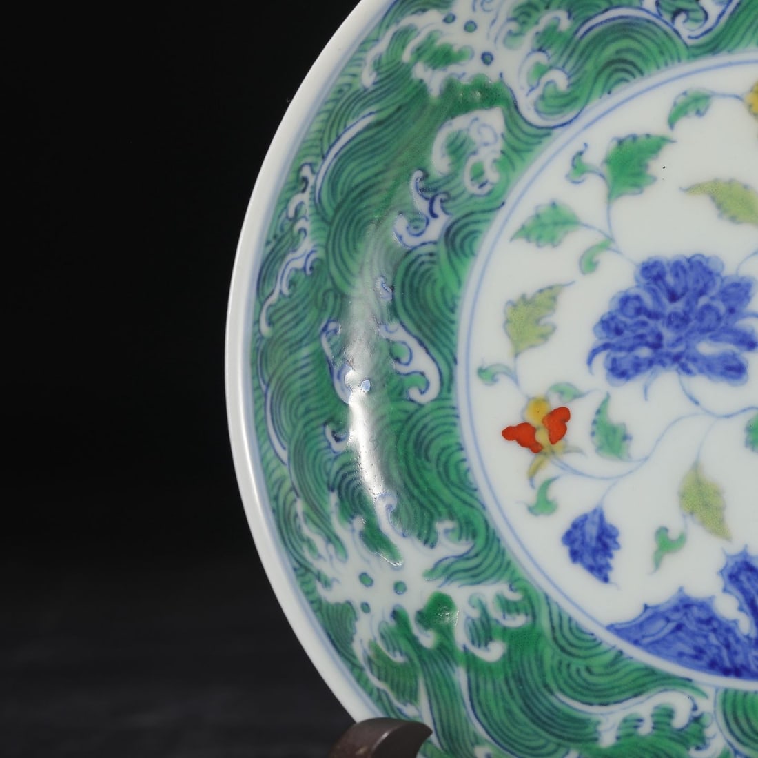 An Exquisite Doucai Flower Pattern Plate - 4