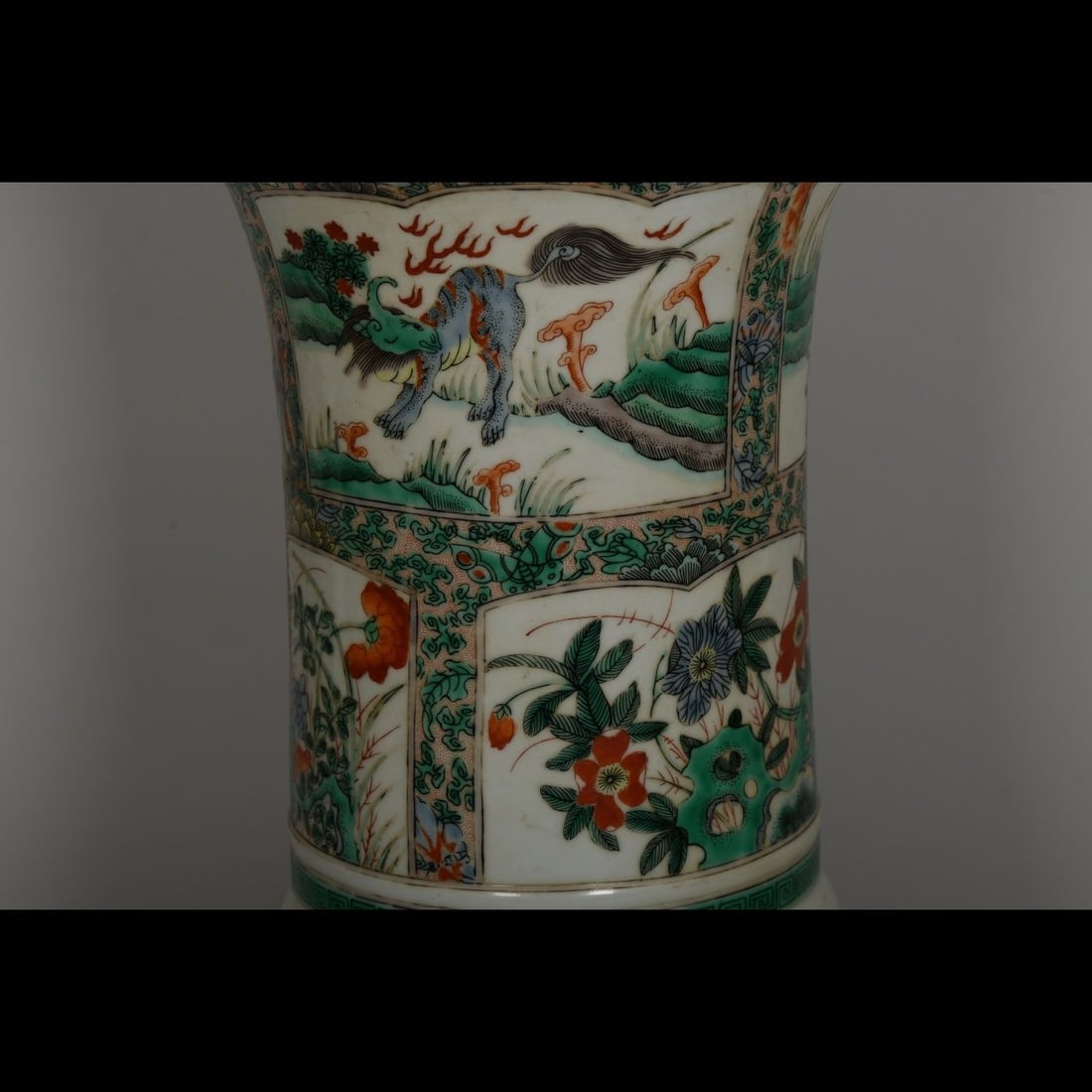 An Exquisite Wucai Dragon Pattern Vase - 6