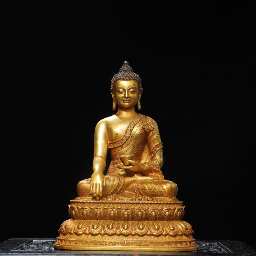 An Exquisite Gilt Bronze Buddha Statue Ornament: An Exquisite Gilt Bronze Buddha Statue Ornament,Qing Dynasty, China,Size:12.2inx9.1inx6.7in,Weight:2210g 铜鎏金佛像摆件,中国清代