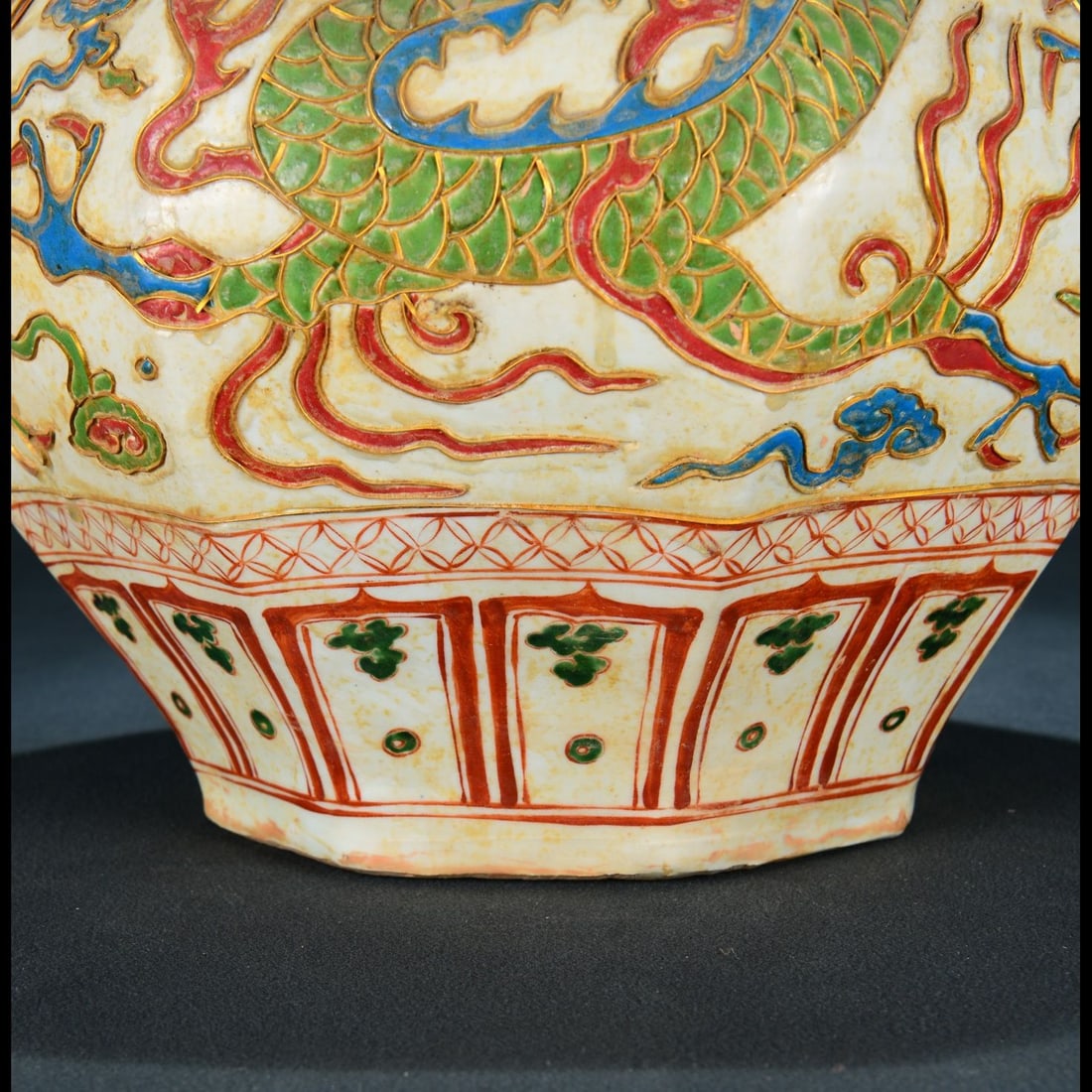 An Exquisite Wucai Dragon Pattern Octagonal Jar - 6