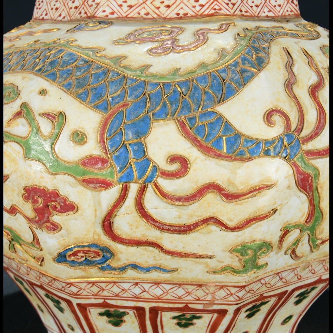 An Exquisite Wucai Dragon Pattern Octagonal Jar - 7