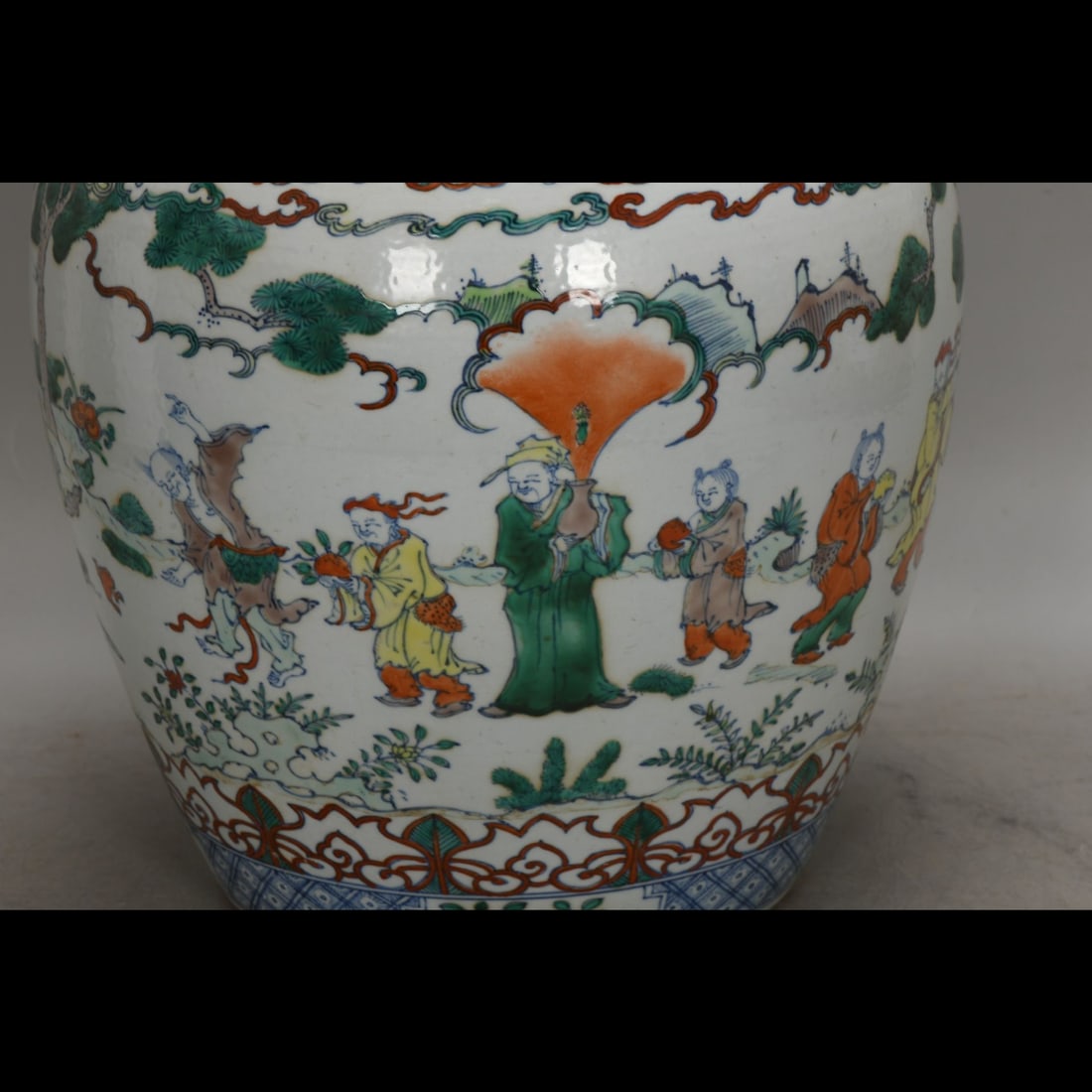 An Exquisite Wucai Figures Pattern Jar - 5