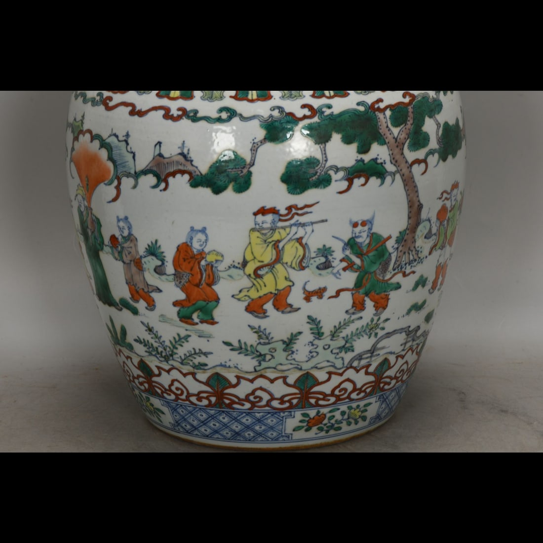 An Exquisite Wucai Figures Pattern Jar - 7