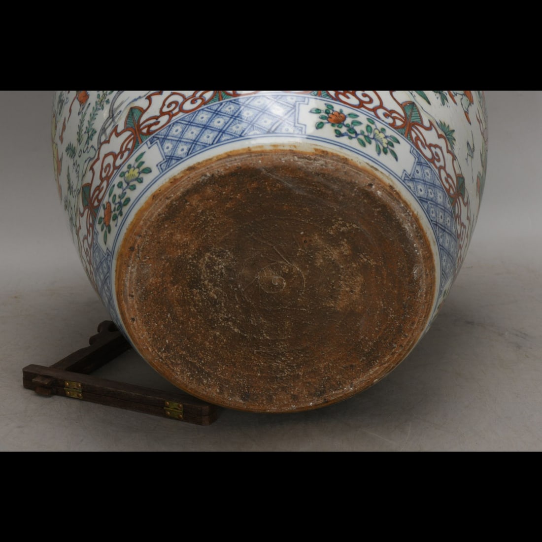 An Exquisite Wucai Figures Pattern Jar - 8