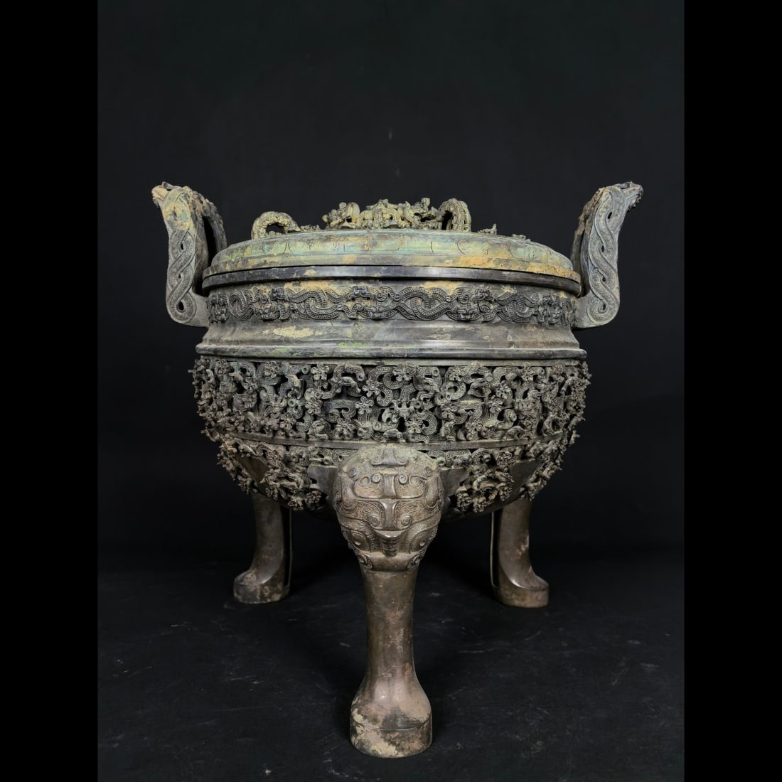 An Exquisite Bronze Tripod Censer: An Exquisite Bronze Tripod Censer,Han Dynasty, China,Size:13.2inx13.8inx12.2in,Weight:8500g 青铜三足炉,中国汉代