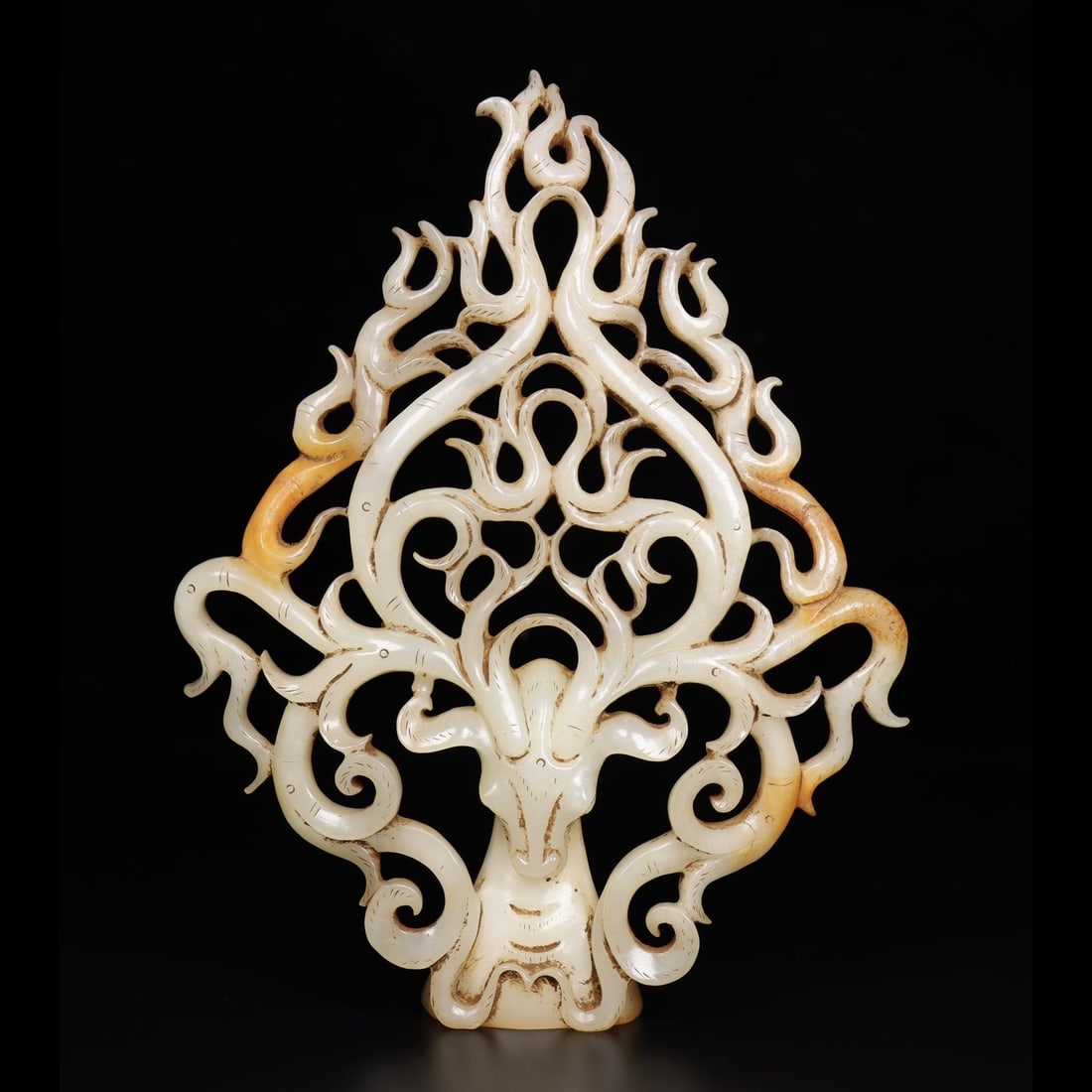 An Exquisite Hotan Jade Deer Ornament: An Exquisite Hotan Jade Deer Ornament,Qing Dynasty, China,Size:6.7inx1.2inx8.5in,Weight:434g 和田玉鹿摆件,中国清代
