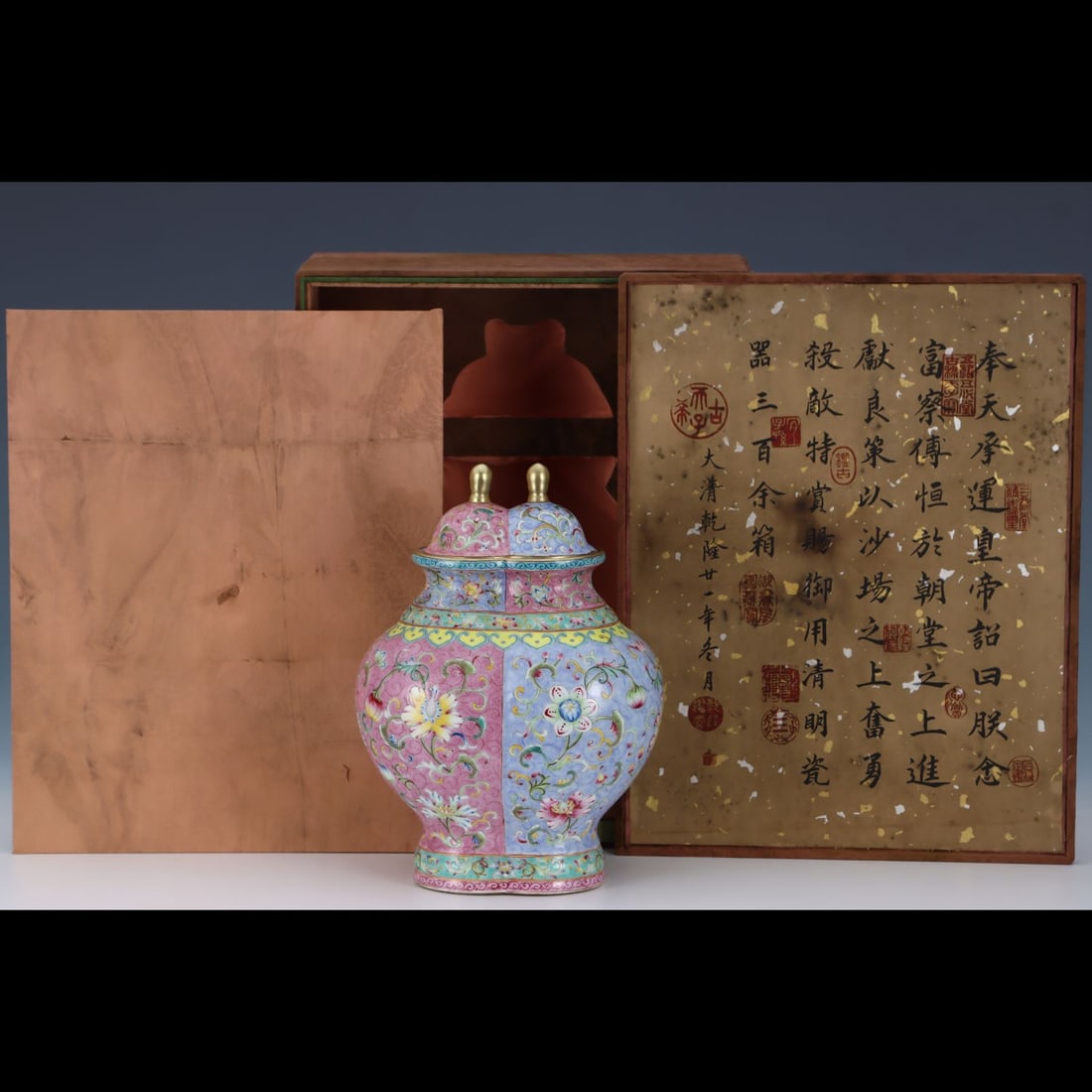 An Exquisite Enamel Lotus Pattern Vase - 2