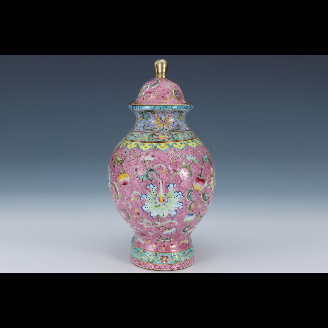 An Exquisite Enamel Lotus Pattern Vase - 3
