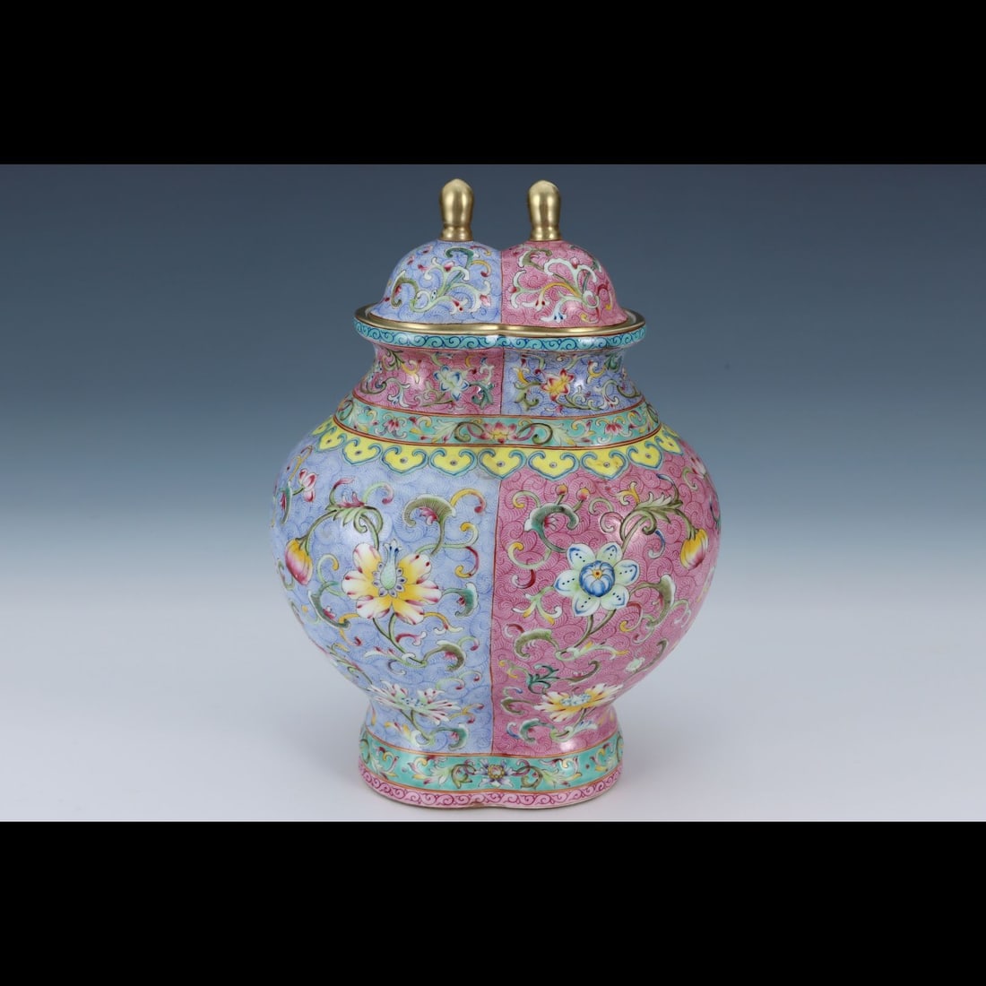 An Exquisite Enamel Lotus Pattern Vase - 4