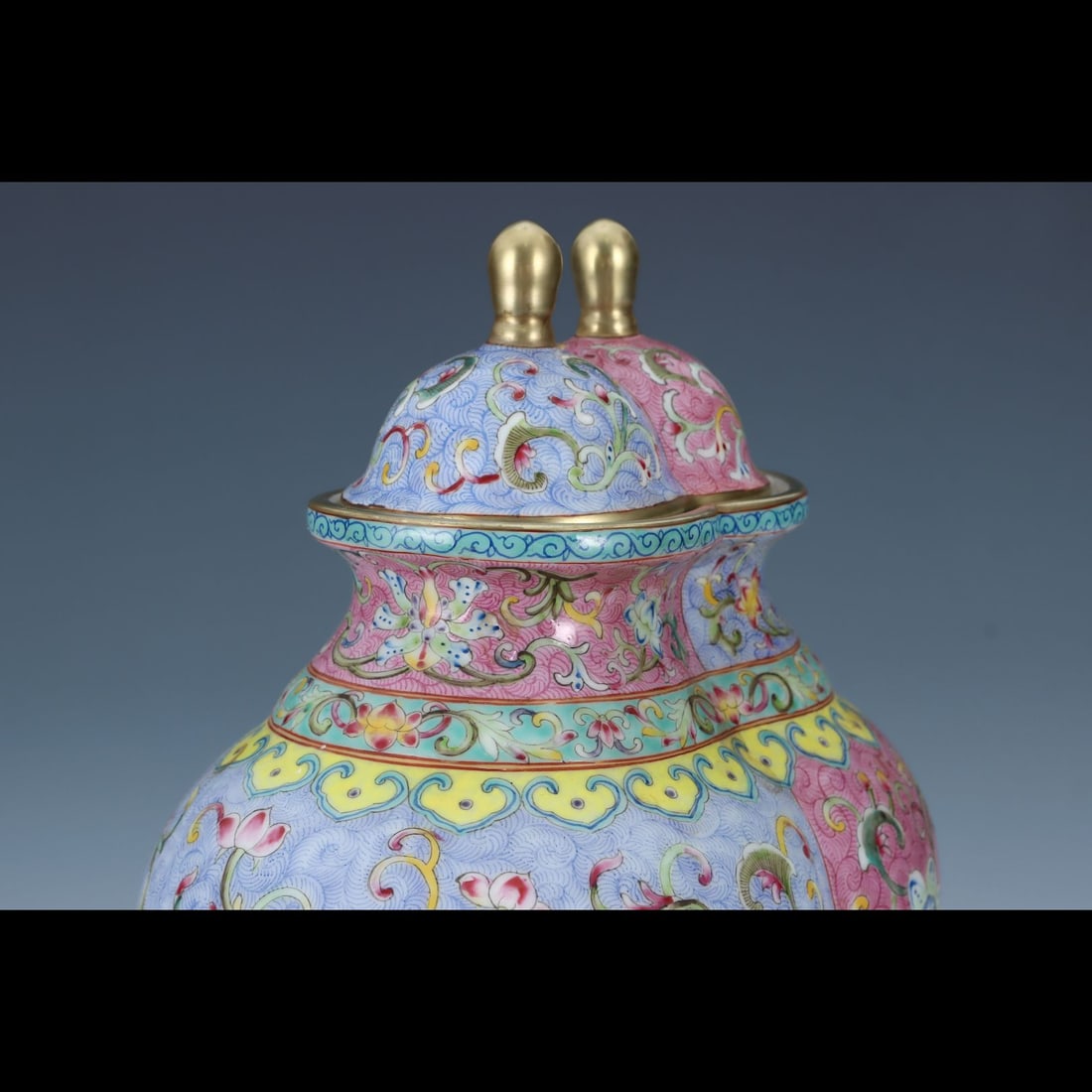 An Exquisite Enamel Lotus Pattern Vase - 5
