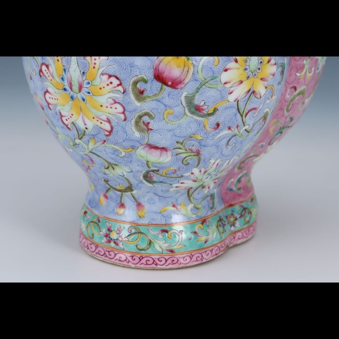 An Exquisite Enamel Lotus Pattern Vase - 6