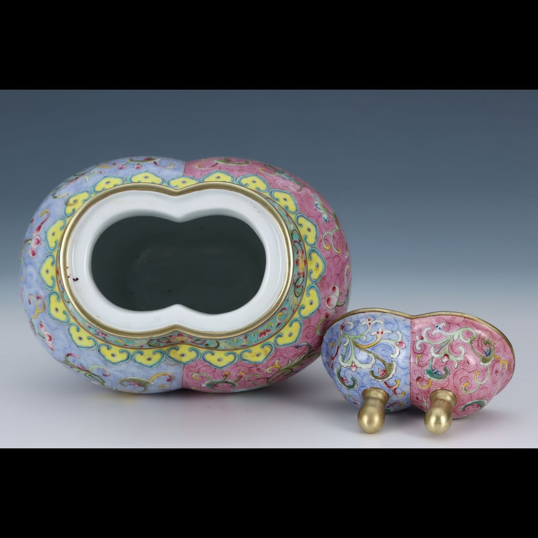 An Exquisite Enamel Lotus Pattern Vase - 7