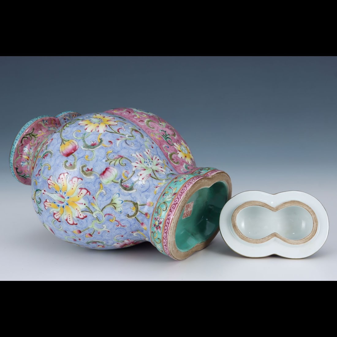 An Exquisite Enamel Lotus Pattern Vase - 8