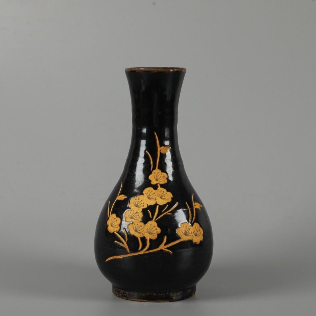 An Exquisite Black Glazed Flower Pattern Vase: An Exquisite Black Glazed Flower Pattern Vase,Song Dynasty, China,Size:10.4inx5.1in 黑釉花卉纹瓶,中国宋代