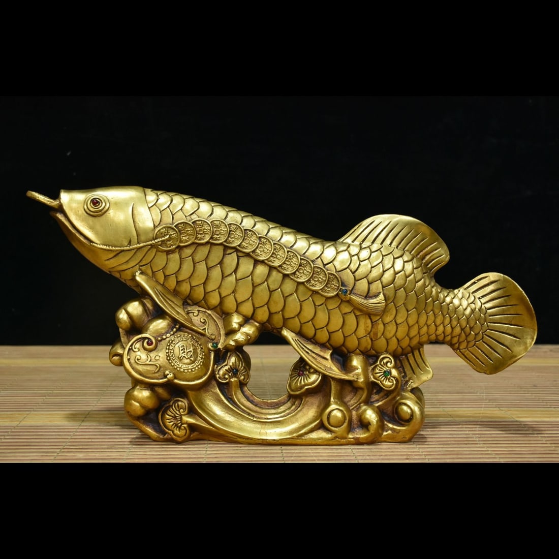 An Exquisite Gilt Bronze Inlaid Gems Fish Ornament: An Exquisite Gilt Bronze Inlaid Gems Fish Ornament,Qing Dynasty, China,Qianlong Four‑Character Mark,Size:7.1inx15inx3.1in,Weight:3300g 铜鎏金镶宝石鱼