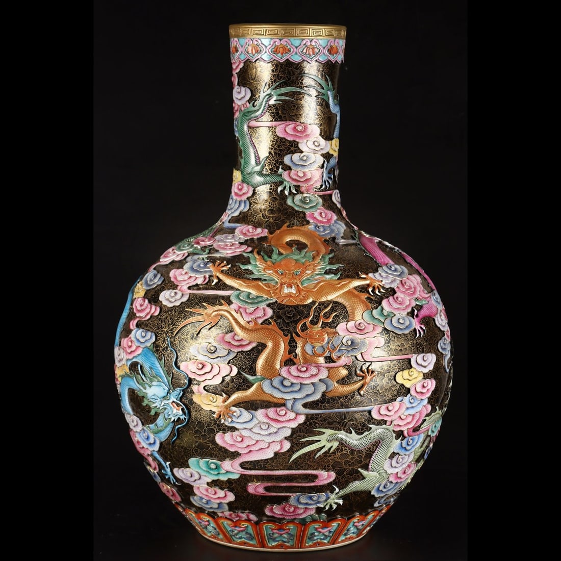 An Exquisite Famille-Rose Painted Gold Dragon Pattern Vase: An Exquisite Famille-Rose Painted Gold Dragon Pattern Vase,Qing Dynasty, China,Size:31.5inx20.1in 粉彩描金龙纹瓶,中国清代
