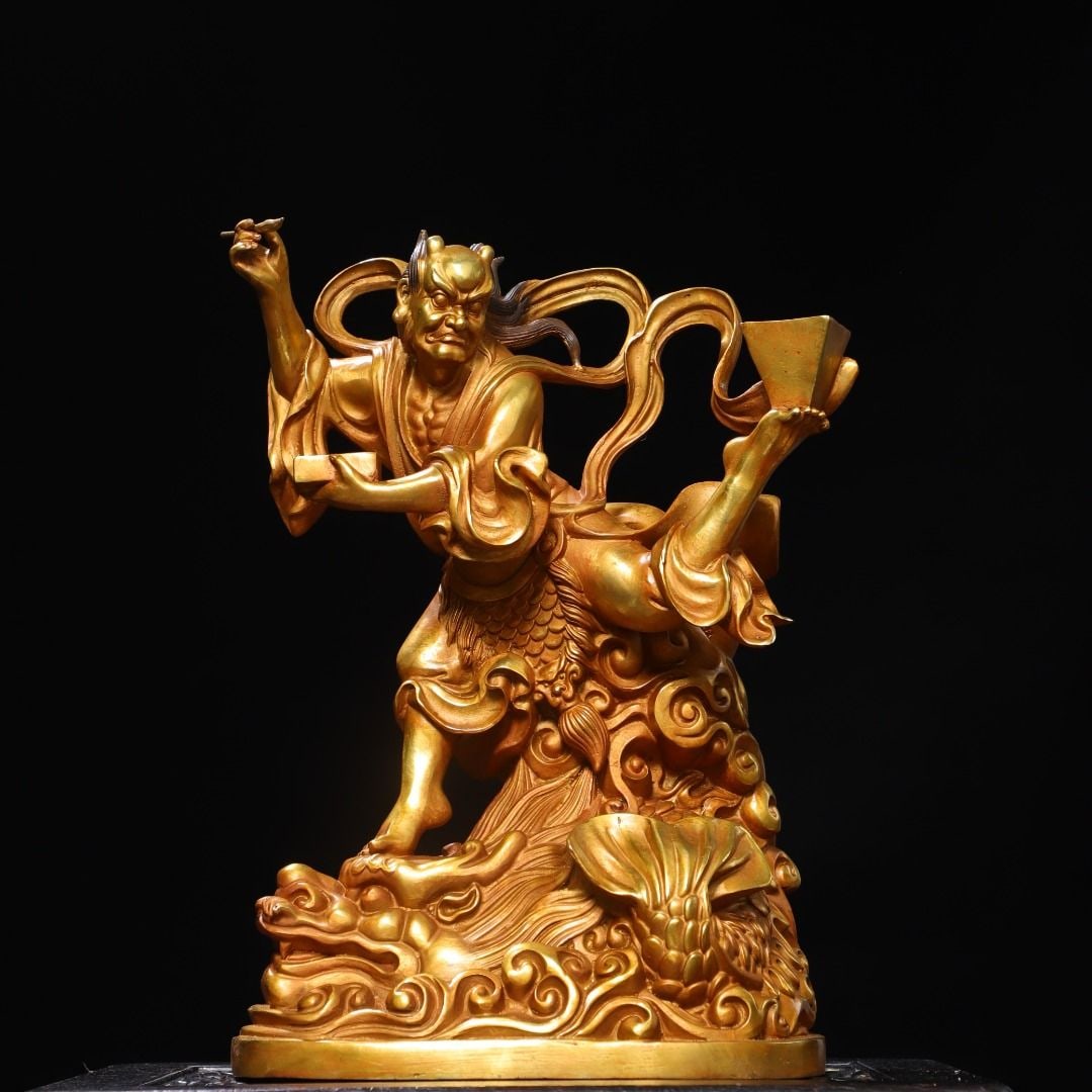 An Exquisite Gilt Bronze Buddha Statue Ornament: An Exquisite Gilt Bronze Buddha Statue Ornament,Qing Dynasty, China,Size:15.7inx10.6inx5.9in,Weight:7800g 铜鎏金佛像摆件,中国清代