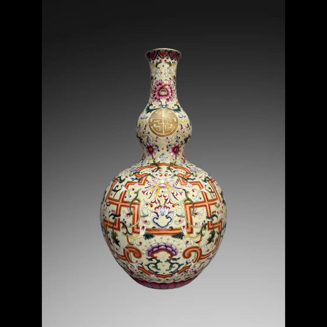 An Exquisite Yellow Ground Lotus Pattern Gourd Vase: An Exquisite Yellow Ground Lotus Pattern Gourd Vase,Qing Dynasty, China,Qianlong Six‑character Mark,Size:15.7inx9.1in