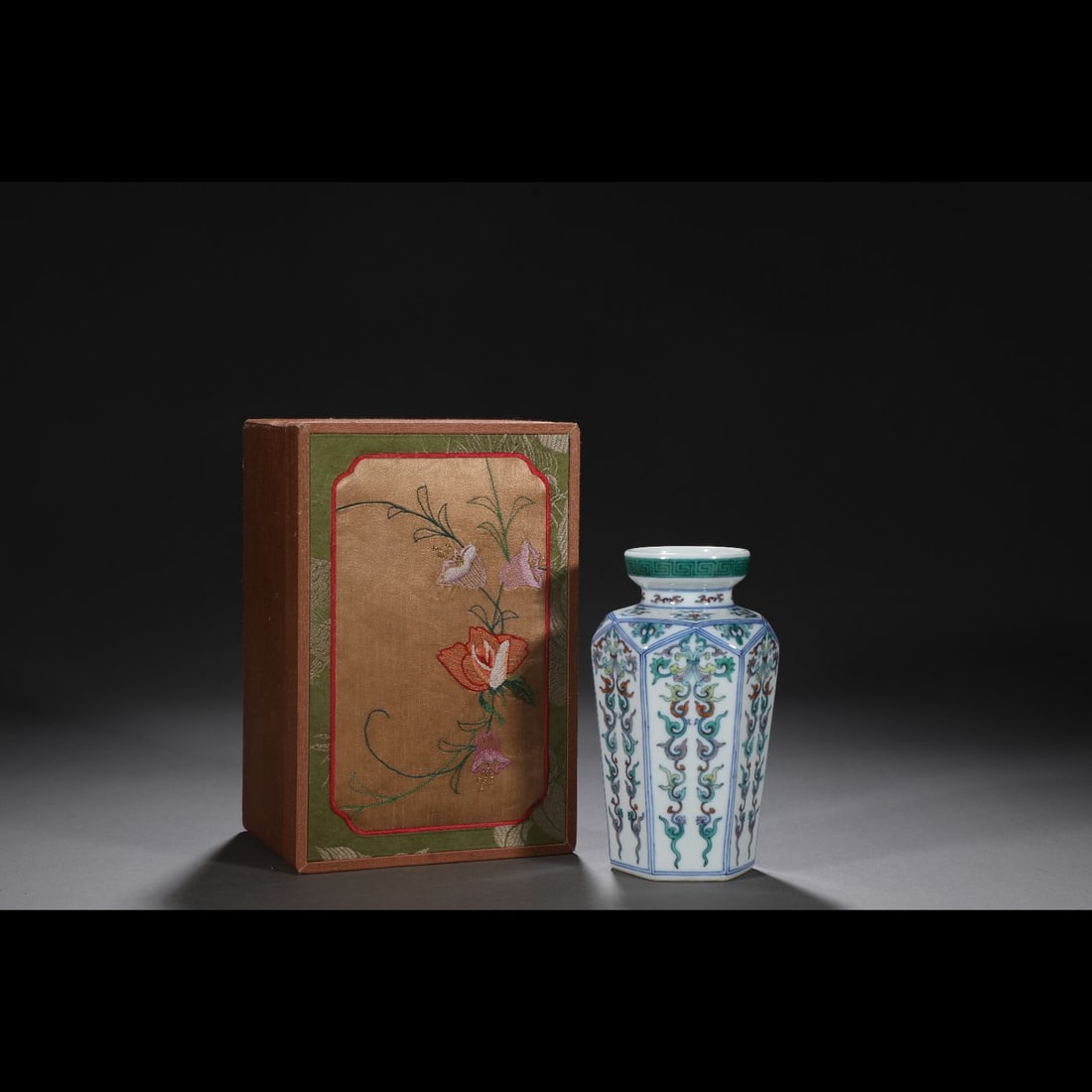 An Exquisite Doucai Flower Pattern Vase: An Exquisite Doucai Flower Pattern Vase,Qing Dynasty, China,Yongzheng Six-character Mark,Size:5.9inx3.3in 斗彩花卉纹瓶,中国清代,雍
