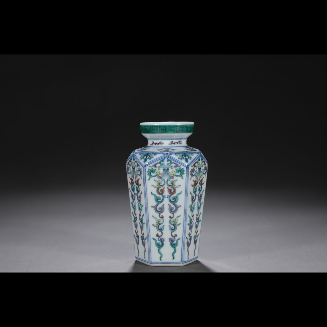 An Exquisite Doucai Flower Pattern Vase - 2